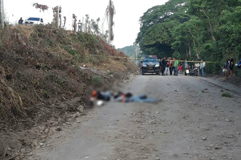 Agentes de la PNC resguardan el lugar donde se perpetró el ataque armado contra tres hombres, en Tiquisate, Escuintla. (Foto Prensa Libre: Carlos E. Paredes)