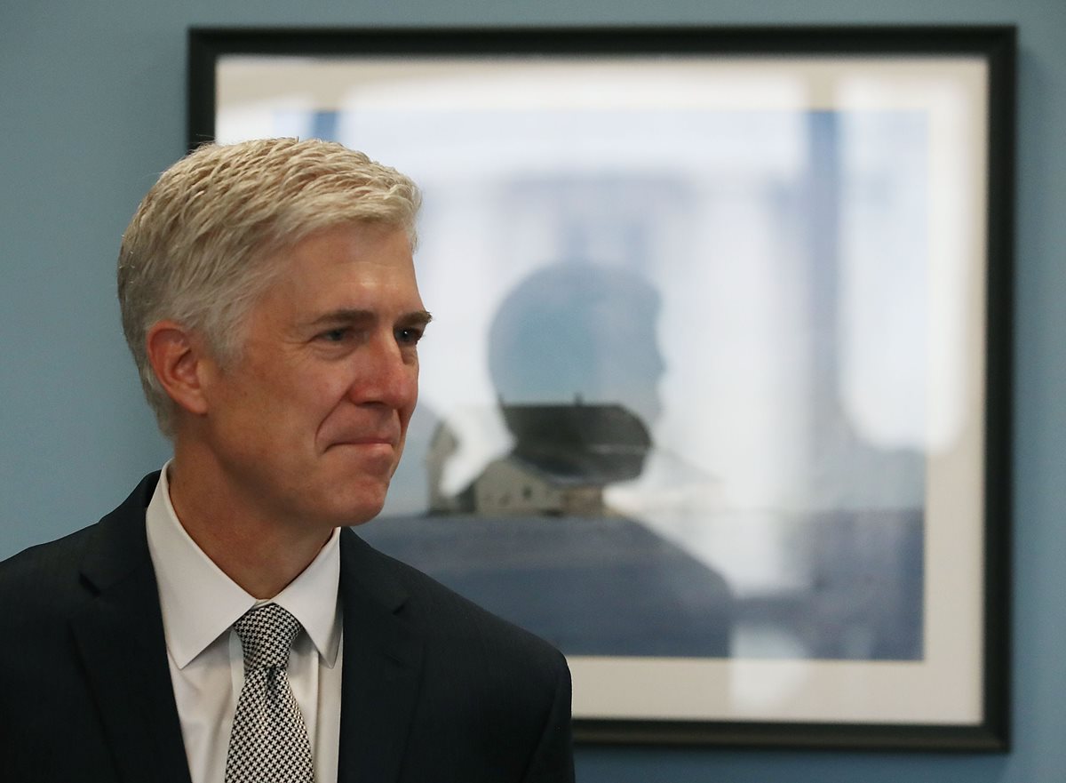 El juez Neil Gorsuch, el nominado de Trump próximo integrante del Tribunal Supremo estadounidense. (Foto Prensa Libre: AFP).