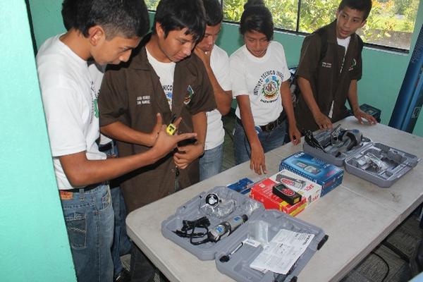 Un grupo de estudiantes observa parte de las herramientas exhibidas en la feria tecnológica en Mazatenango. (Foto Prensa Libre: Danilo López). <br _mce_bogus="1"/>