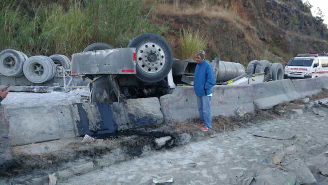 Un tráiler que transportaba cemento volcó en el km 33 de la ruta a El Salvador, en la vuelta conocida como "el Chilero".