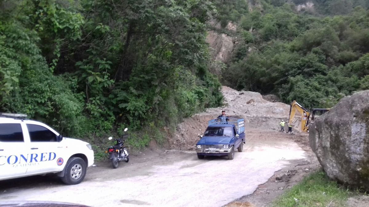 Un carril fue habilitado en la ruta entre Panajachel y San Andrés Semetabaj. (Foto Prensa Libre: Ángel Julajuj)