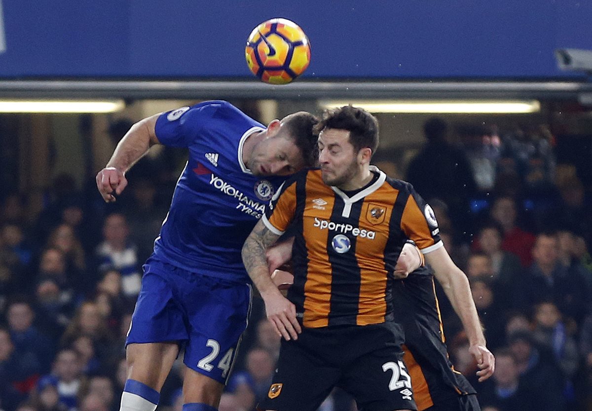 El jugador del Hull City, Ryan Mason (derecha), recibió un fuerte golpe en la cabeza. (Foto Prensa Libre: AP)