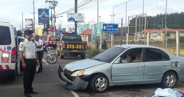 Socorristas y agentes de la Policía resguardan la escena donde ocurrió el accidente de tránsito en Fraijanes. Foto Prensa Libre: Bomberos Voluntarios.