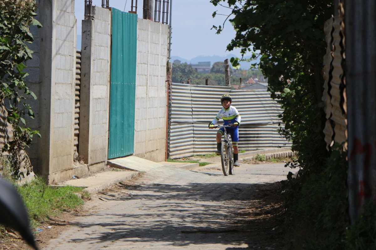 El pequeño ciclista de botas de hule quiere practicar ciclismo de montaña. (Foto Prensa Libre: Cortesía Nery Ajsivinac, Fedeciclismo)