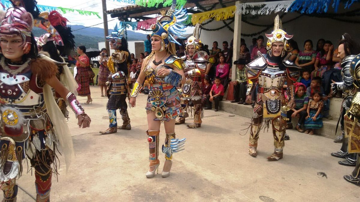 Un grupo de enmascarados bailaron en honor de la Virgen del Rosario, en el cantón La Estancia, Santa Cruz del Quiché. (Foto Prensa Libre: Óscar Figueroa)