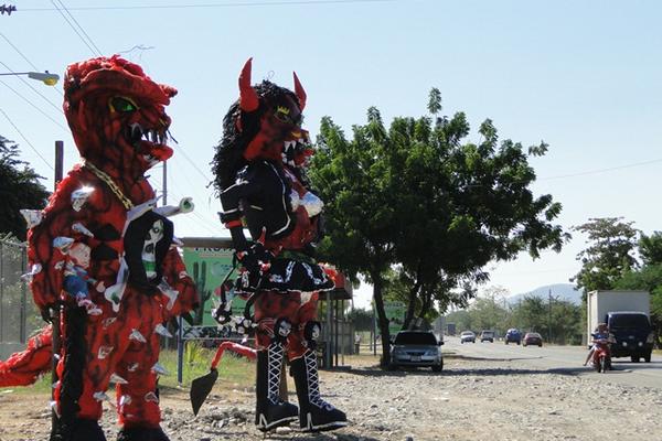 Los diablos fueron colocados en la aldea Santa Cruz, Río Hondo. (Foto Prensa Libre: Erick de la Cruz)<br _mce_bogus="1"/>