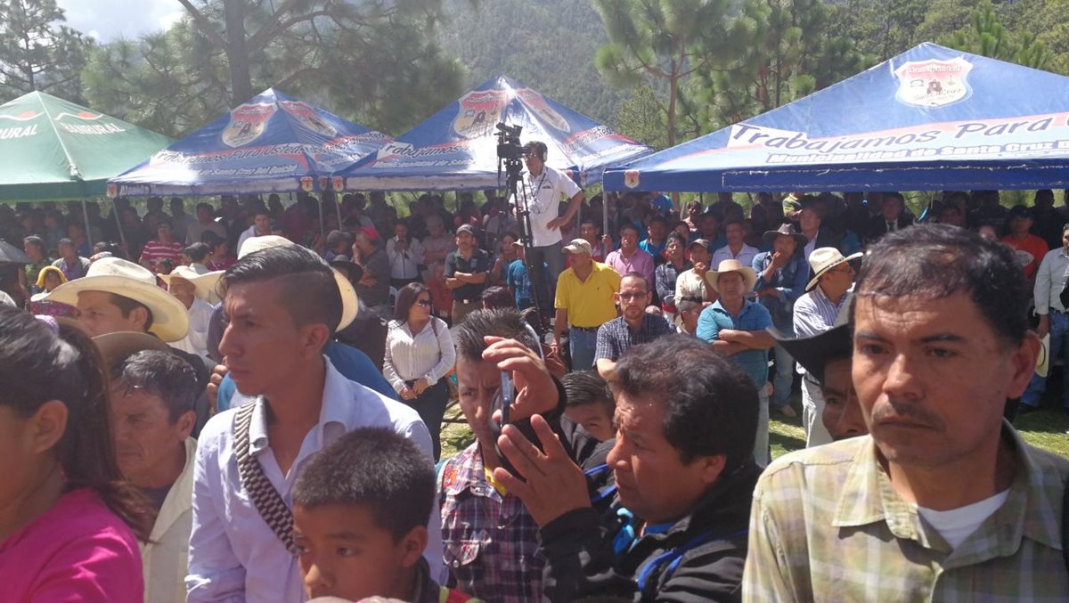 Algunos transportistas dijeron que estaban en el lugar para apoyar a nadie, sino para recibir la carretera. (Foto Prensa Libre: Estuardo Paredes)