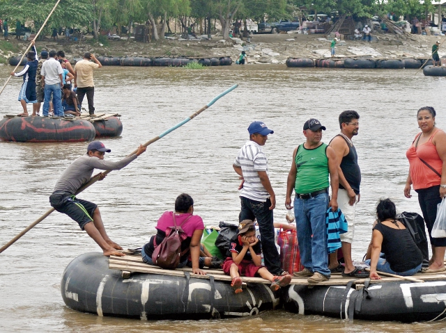 Migrantes y contrabandistas, captados en un paso ciego entre Tecún Umán, San Marcos, y México.(Foto Prensa Libre)