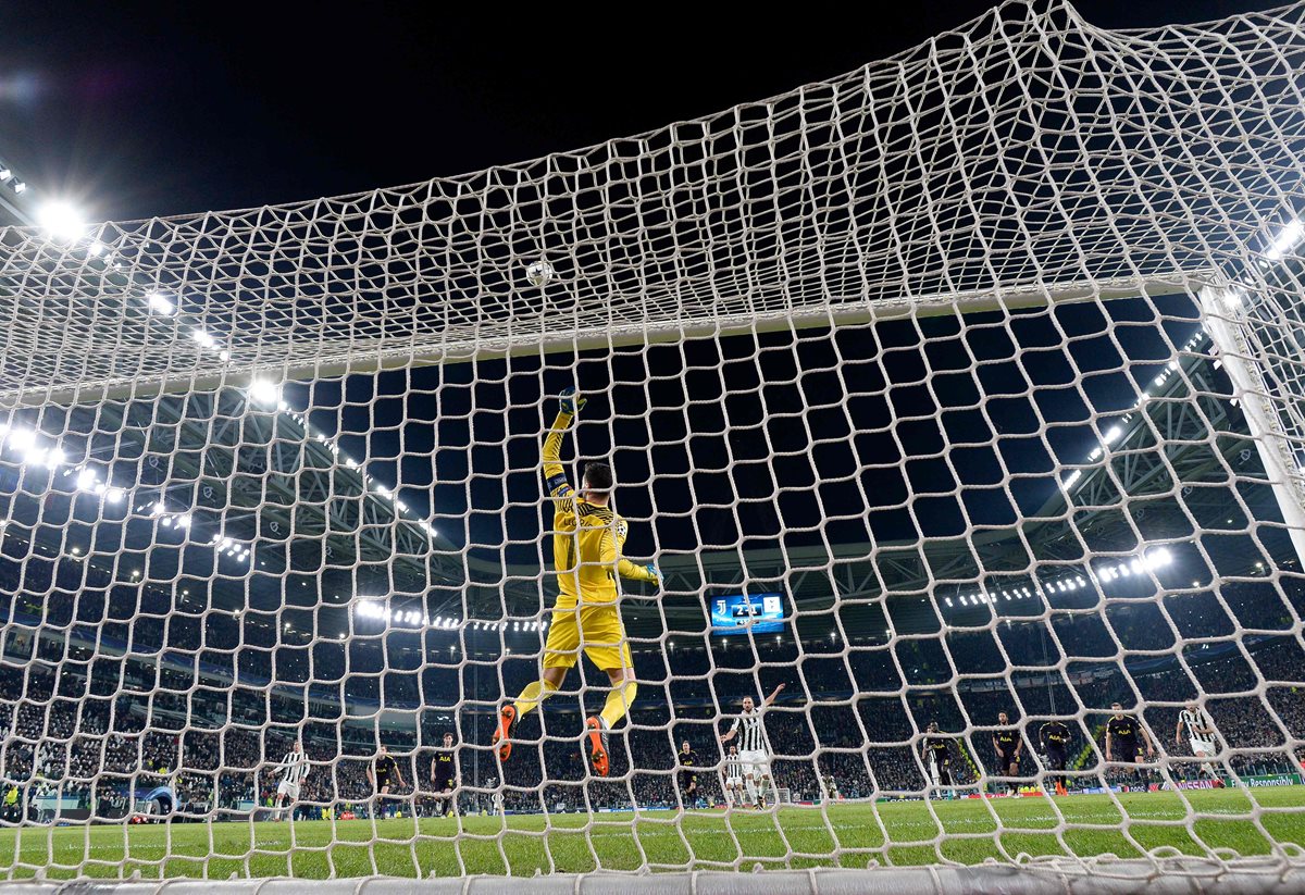 Higuaín falló un penalti antes de terminar el primer tiempo. El remate se estrelló en el travesaño.