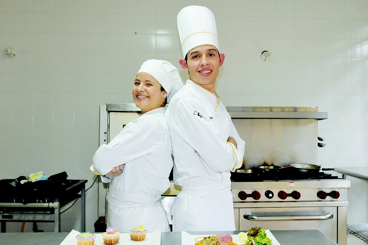 Katherine Escobedo (19), lleva tres años estudiando gastronomía. Mynor Roche (23), se prepara desde hace tres años para ser chef profesional. (Foto Prensa Libre: Ana Lucía Ola).