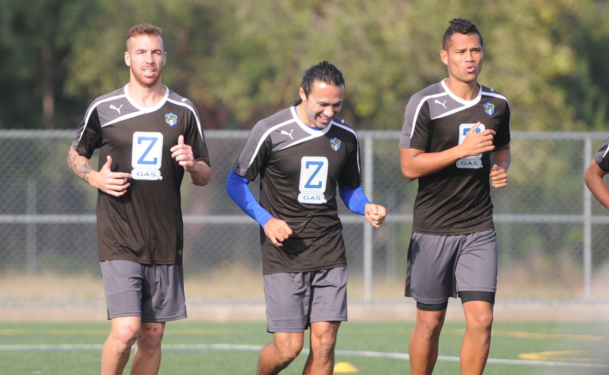 Emiliano López, Agustín Herrera y Rolando Blackburn, durante la práctica de este viernes. (Foto Prensa Libre: Jeniffer Gómez)