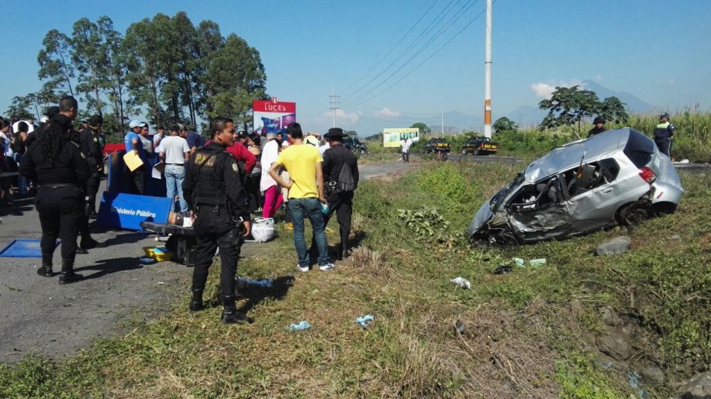 Lugar donde se registró la tragedia en el km 90 de la ruta al suroccidente. (Foto Prensa Libre: Enrique Paredes).