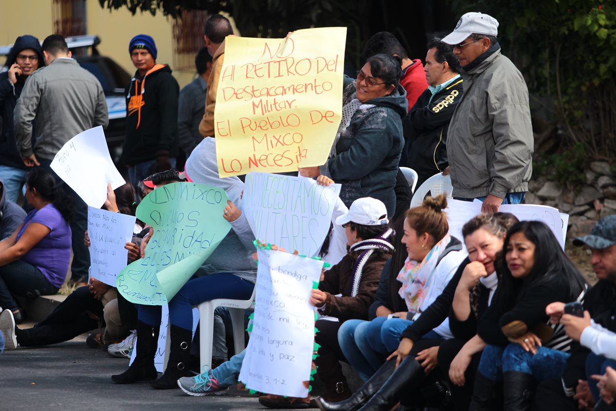 Vecinos protestaron frente al destacamento militar en la colonia Nueva Monserrat, zona 4 de Mixco.( Foto Prensa Libre: Erick Ávila)