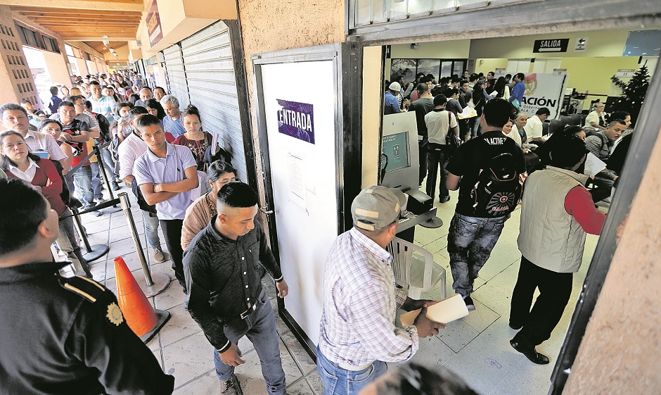 A partir de hoy, para tramitar el pasaporte será necesario obtener una cita y evitar así cobros ilegales por parte de los tramitadores. (Foto Prensa Libre: Esbin García)