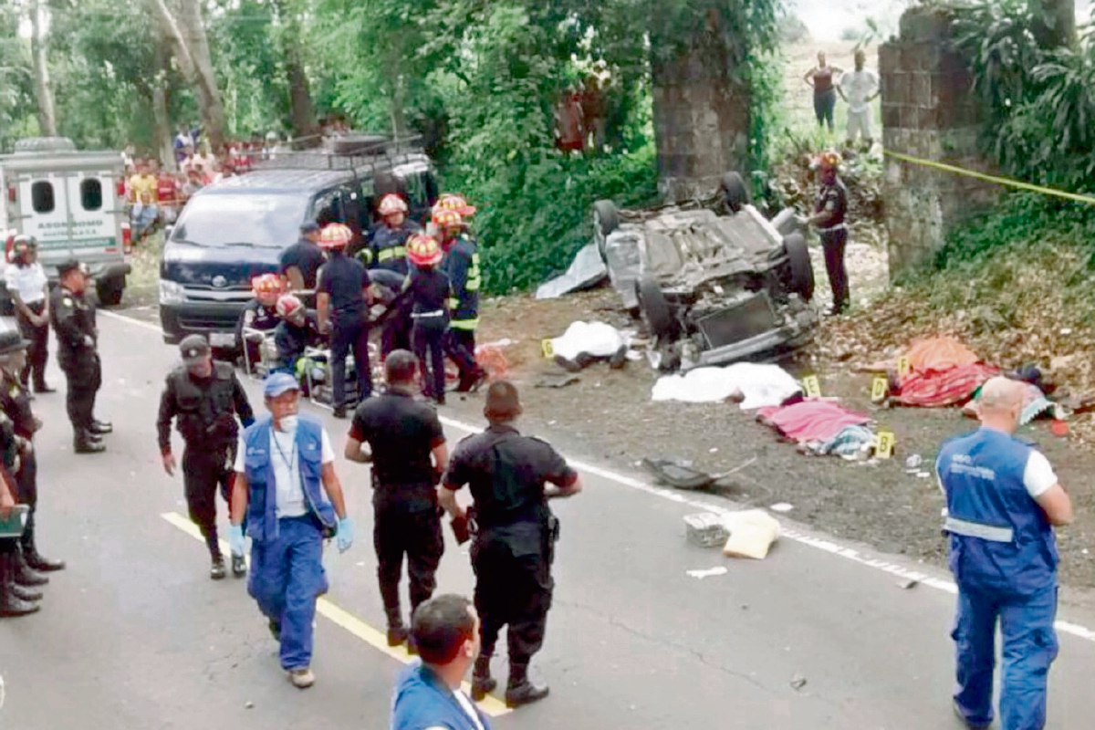 SOCORRISTAS Y policías observan la escena del fatal accidente en el kilómetro 115 de la ruta entre Cocales y Patulul, Suchitepéquez.