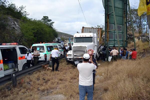 el tráiler arrastró el picop en que viajaba la  familia de la niña que murió.