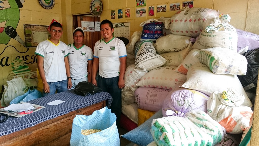 Locutores de radio Genesis, en el salón que habilitaron para recolección de vivires en Cubulco, Baja Verapaz.(Foto Prensa Libre: Carlos Grave).