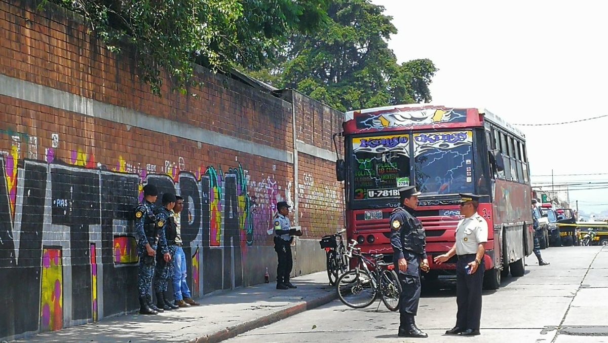 Agentes de la PNC resguardan autobús de la ruta 70 en el que tres sujetos habrían dejado un artefacto explosivo. (Foto Prensa Libre: Estuardo Paredes)