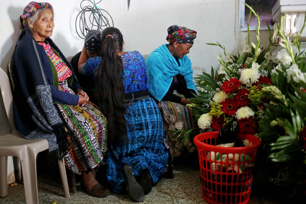 Durante la mañana de este sábado se llevo a cabo un servicio religioso en el velatorio de Claudia Gómez.