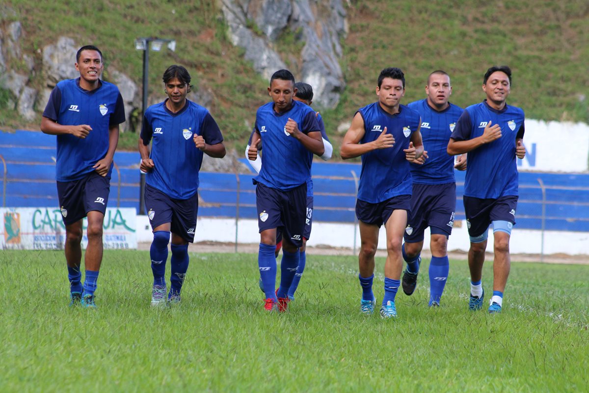 Jugadores de Cobán recorren el estadio José Ángel Rossi, durante un entrenamiento previo a enfrentar a los rojos en el duelo de hoy. (Foto Prensa Libre: Eduardo Sam)