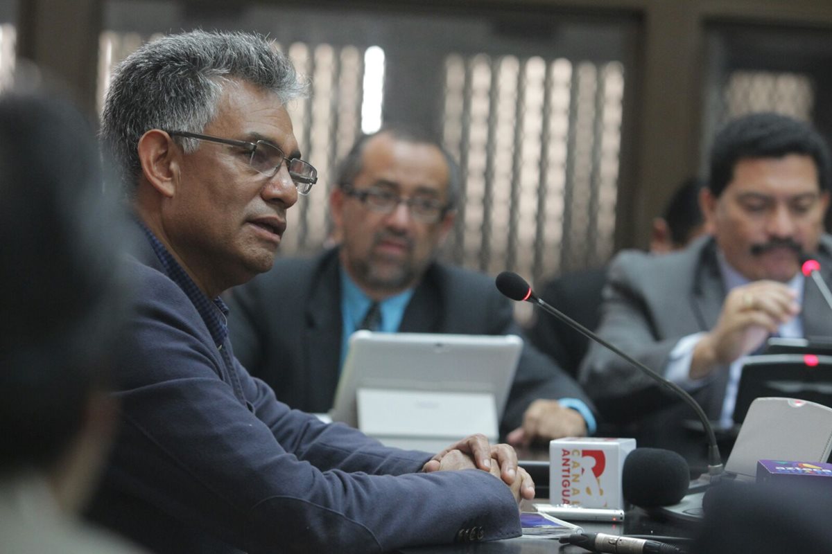 Exsuperintendente de la SAT, Carlos Muñóz, responde preguntas de la Cicig, del MP y de la PGN. (Foto Prensa Libre: Carlos Interiano)