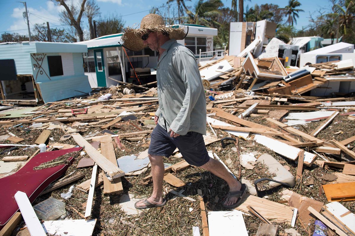 Bill Quinn examina el daño causado a su casa rodante por el huracán Irma en Florida. (AFP).