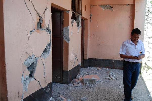 Una academia de mecanografía de La Reforma, San Marcos,  quedó  inhabitable por el sismo del 7 de julio recién pasado. (Foto Prensa  Libre: Édgar O. Girón)