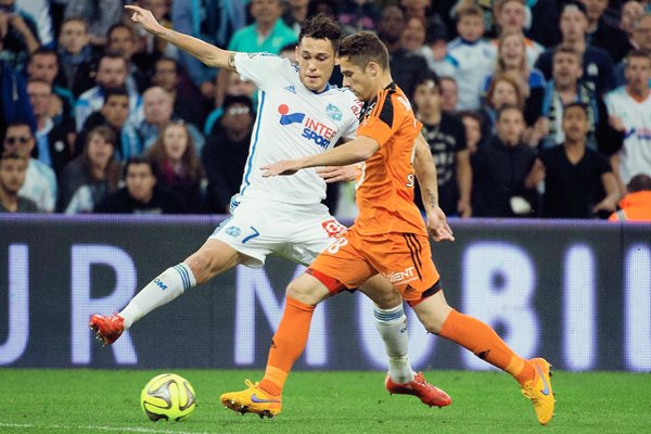 Maxime Barthelme y Lucas Ocampos durante el partido de este viernes. (Foto Prensa Libre: AFP).