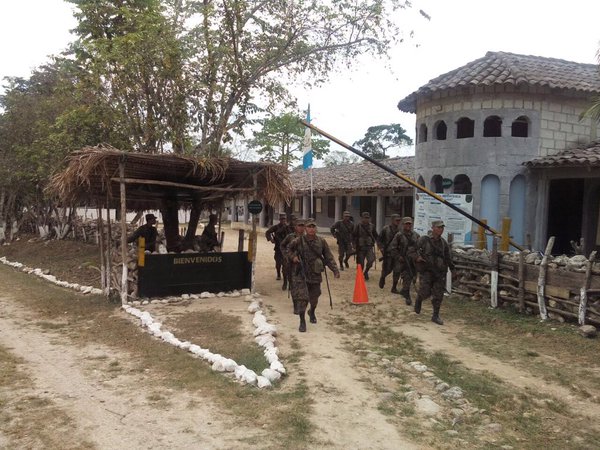 Soldados destacados en Modesto Méndez patrullan la zona de adyacencia. (Foto Prensa Libre: @Ejercito_GT)