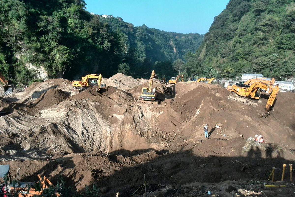 Los trabajos con maquinaria siguen en busca de cadáveres en el área. (Foto Prensa Libre: Hemeroteca PL)