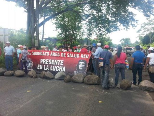 Bloqueo en el km 178 de la ruta al suroccidente en Santa Cruz Muluá, Retalhuleu.