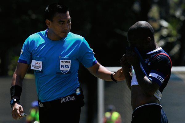 Walter López junto con sus compañeros viajaron este lunes a México. (Foto Prensa Libre: Oscar Felipe).