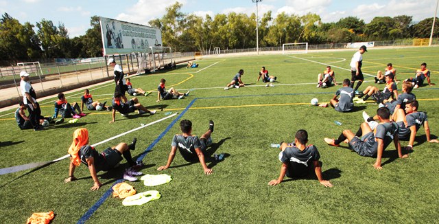 Jugadores de Comunicaciones captados al final del entrenamiento de este miércoles. (Foto Prensa Libre: Óscar Felipe Q.)