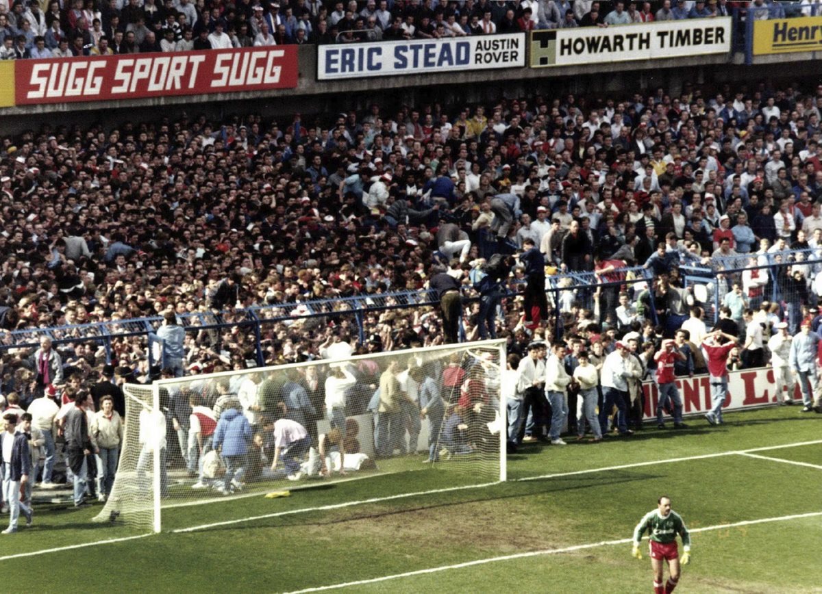 Un total de 96 personas murieron en una avalancha humana el 15 de abril de 1989 en un partido de semifinal de la Copa de Inglaterra entre el Liverpool y el Nottingham Forest. (Foto Prensa Libre: EFE)