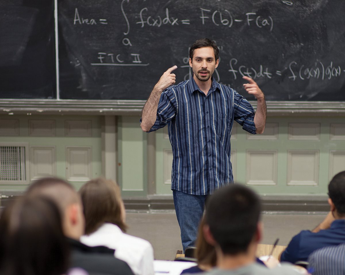 Pedro Fernando Morales Almazán en sus cátedras en la Universidad de Texas, Austin.