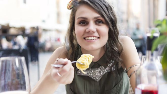 Según este estudio, las dietas más bajas en hidratos de carbono no son las óptimas para nuestra esperanza de vida. ELITSA DEYKOVA / GETTY IMAGES