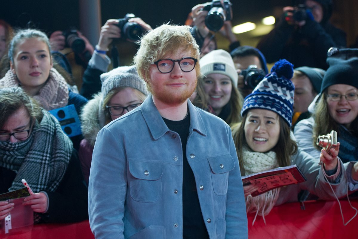 "Songwriter" es el documental que protagoniza Ed Sheeran. Este fue presentado en la Berlinale y dirigido por Murray Cumming, primo del cantante. (Foto Prensa Libre: AFP).