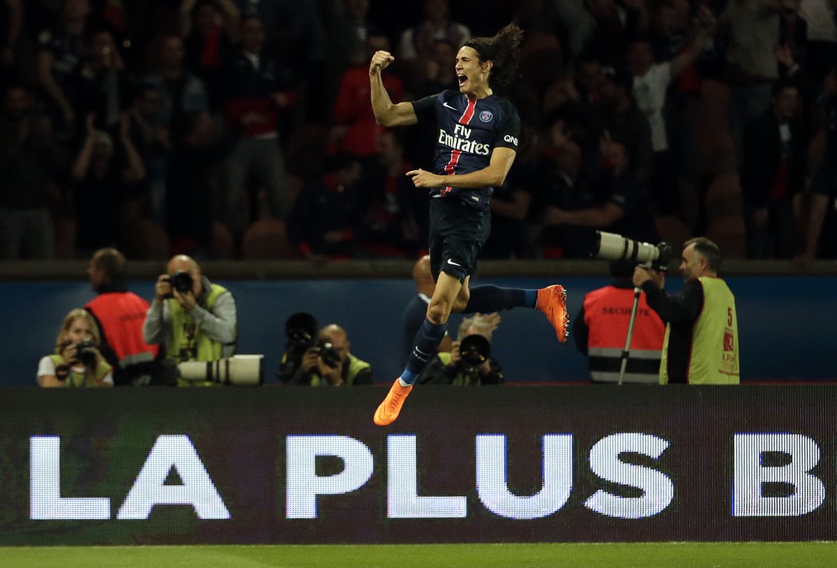 Edinson Cavani festeja tras anotar frente al Burdeos en el inicio de la quinta jornada de la Liga Francesa. (Foto Prensa Libre: AFP)