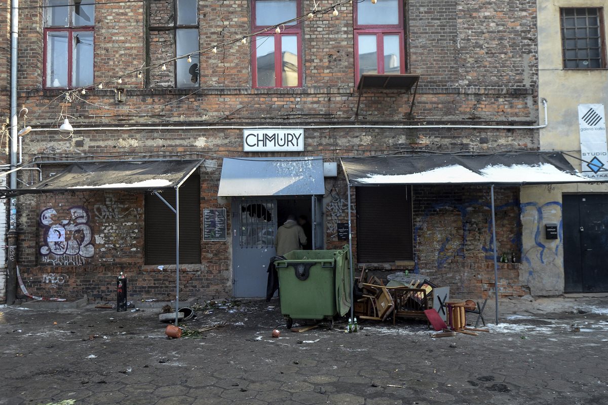 Vista del exterior del club "Chmury" en Varsovia, Polonia donde un grupo de aficionados radicales del Legia de Varsovia arrasaron esta madrugada el club, frecuentado por seguidores del Ajax de Amsterdam. (Foto Prensa Libre: EFE)