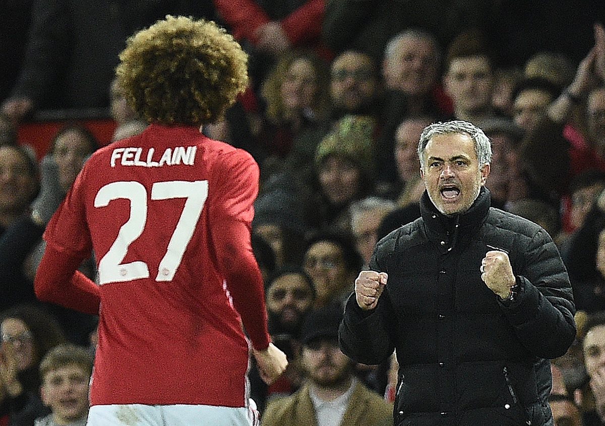 Fellaini festeja con José Mourinho después de marcar. (Foto Prensa Libre: AFP)