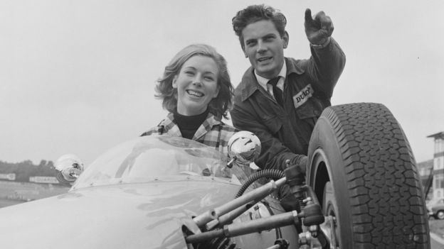 Bronwyn Burrell (izq), fotografiada en 1964, empezó en el automovilismo en la década de 1960. GETTY IMAGES