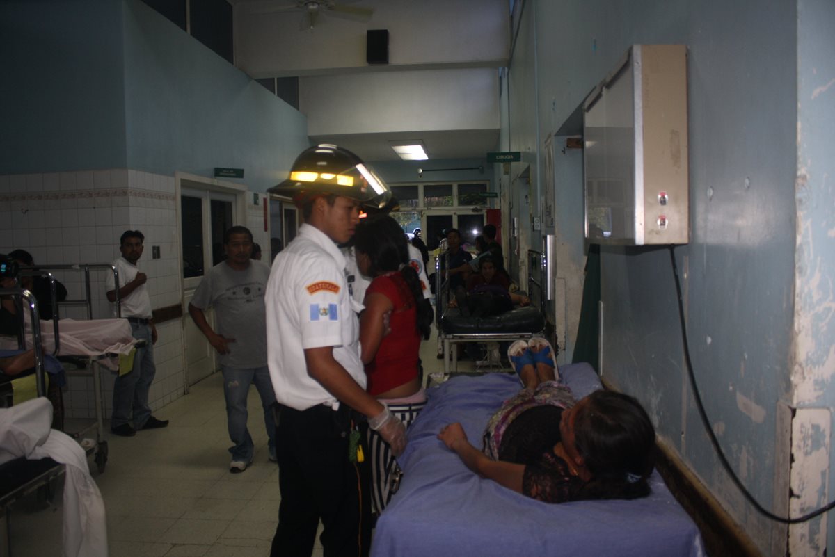 Heridos por la explosión del cilindro de gas son atendidos en la emergencia del Roosevelt. (Foto Prensa Libre: Cortesía Bomberos Voluntarios)