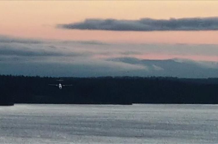 Momento en que el avión robado en el aeropuerto Seattle-Tacoma, Washington, cae al agua.  (Foto Prensa Libre: AFP)
