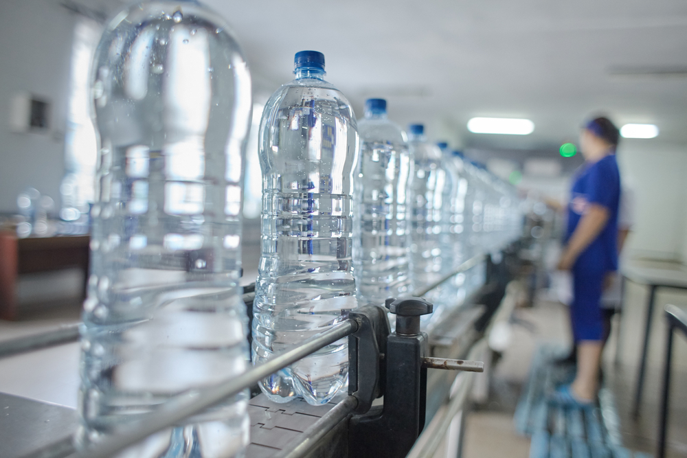 El agua embotellada es un negocio que no necesita de una gran estructura ni de una abultada inversión inicial en Guatemala. (Foto Prensa Libre: Shutterstock)