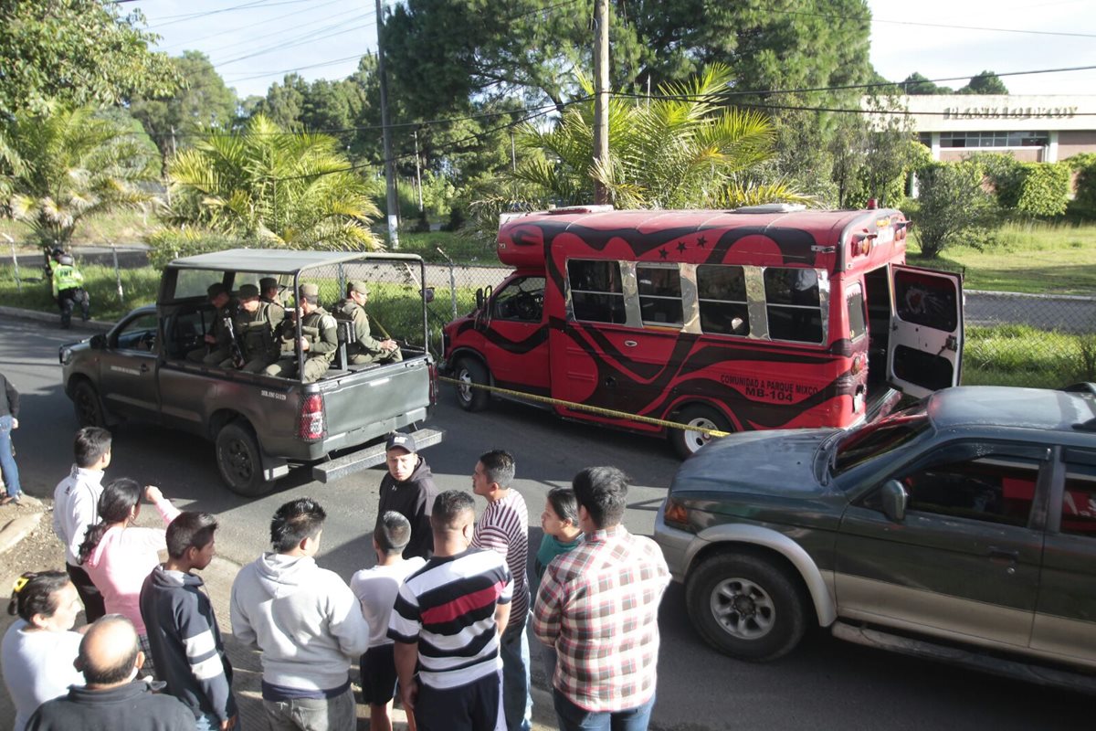 Hombres armados hirieron de bala a piloto y ayudante de un microbús en el bulevar principal de la colonia Empagua, en la zona 10 de Mixco. 