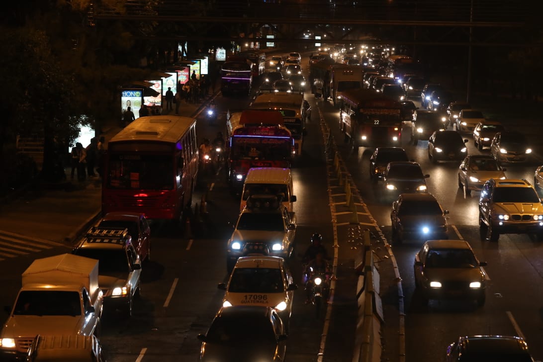 Así luce el bulevar Liberación, en dirección al Trébol, debido a la carga vehicular. (Foto Prensa Libre: Estuardo Paredes)