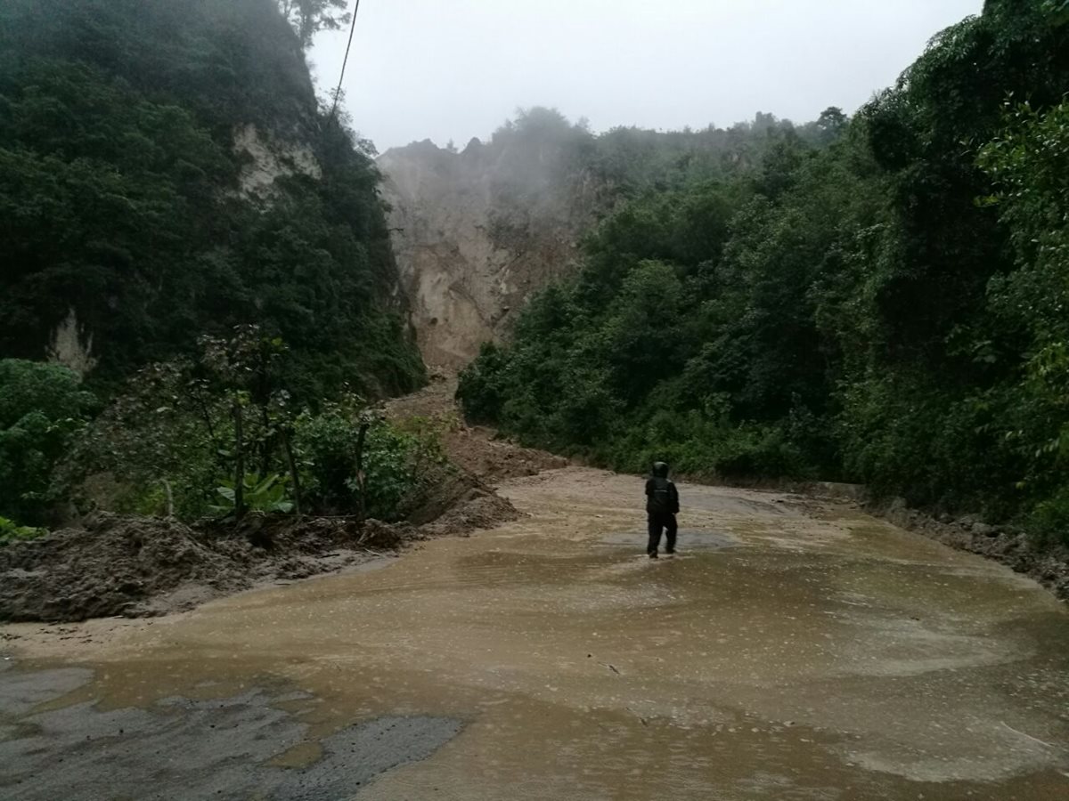 El paso por el cerro Lec está bloqueado por un derrumbe. (Foto Prensa Libre: Angel Julajuj)