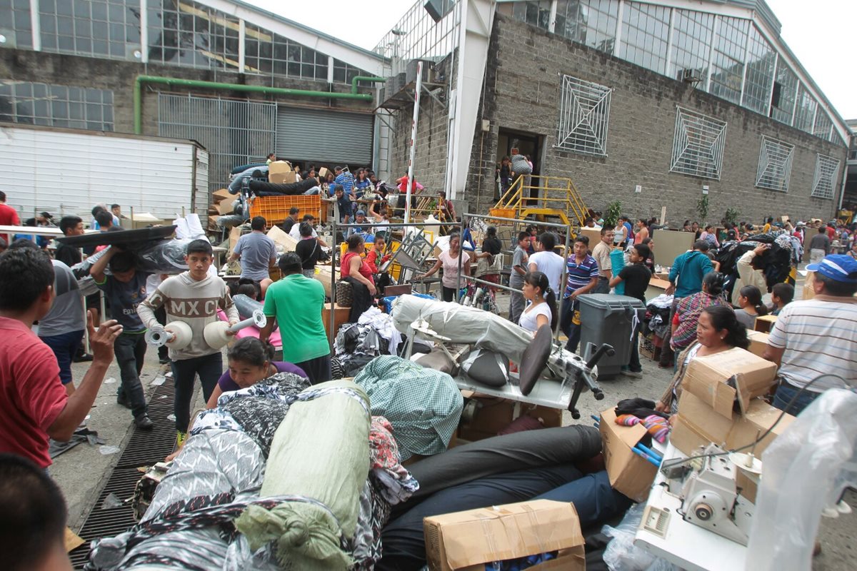 Empleados de maquila retiran maquinaria e insumos, por inconformidad en impago de salarios.  (Foto Prensa Libre: Álvaro Interiano)