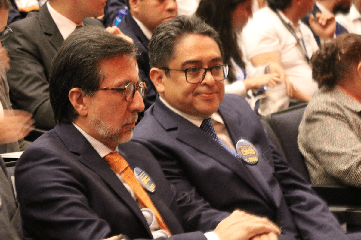 El Procurador de los Derechos Humanos, Jordán Rodas, y el embajador de Estados Unidos Luis Arreaga, durante la presentación de la campaña Denuncia la trata.  (Foto: PDH)