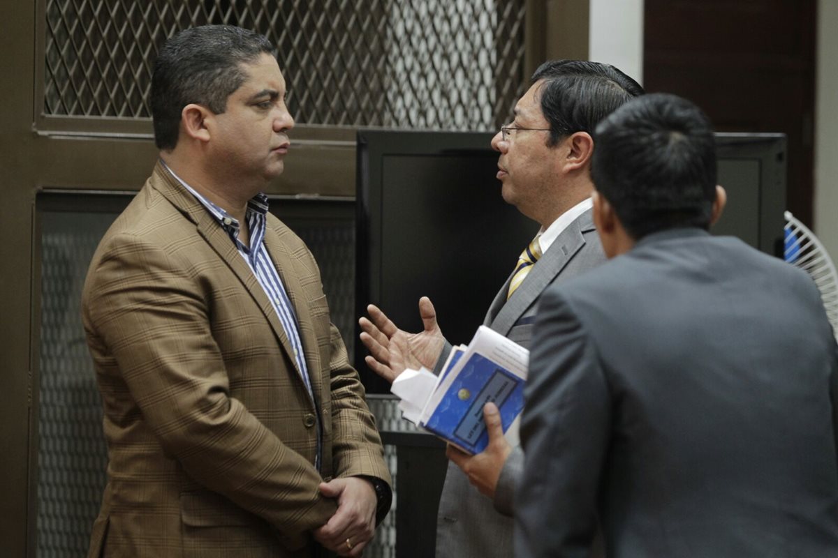 Juan Carlos Monzón espera en el Juzgado de Mayor Riesgo B la audiencia. (Foto Prensa Libre: Edwin Bercián)